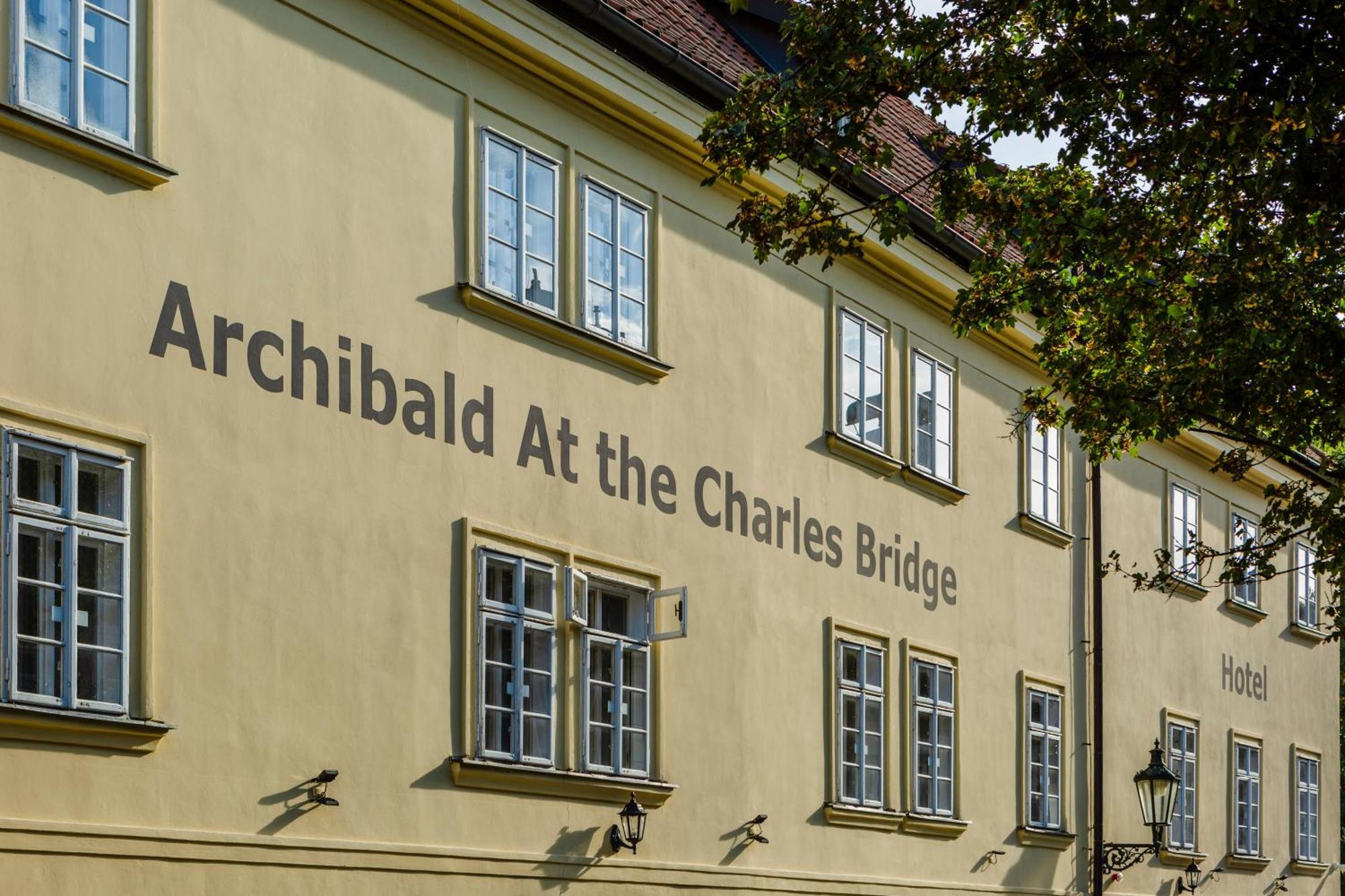 Archibald At The Charles Bridge — Fotos 1